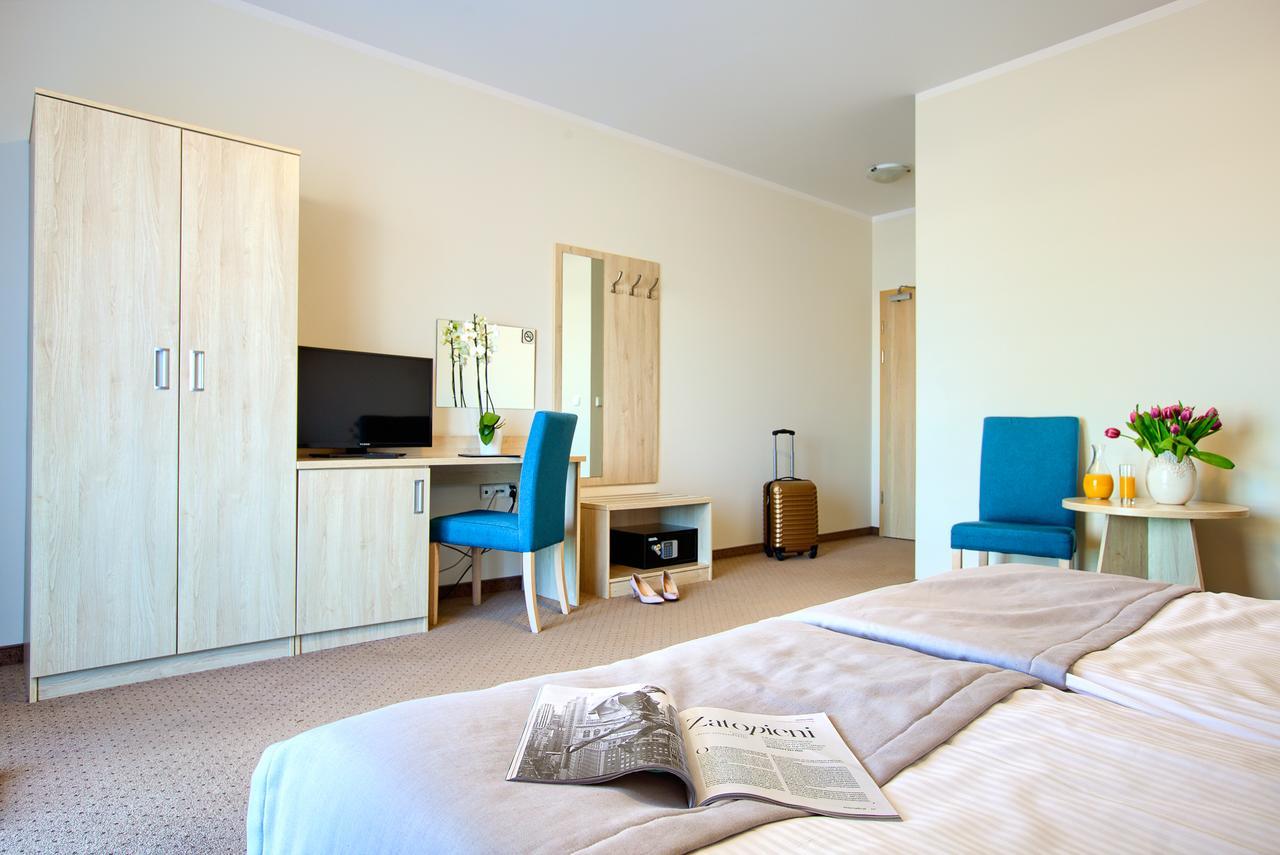 Doppel-/Zweibettzimmer mit Balkon